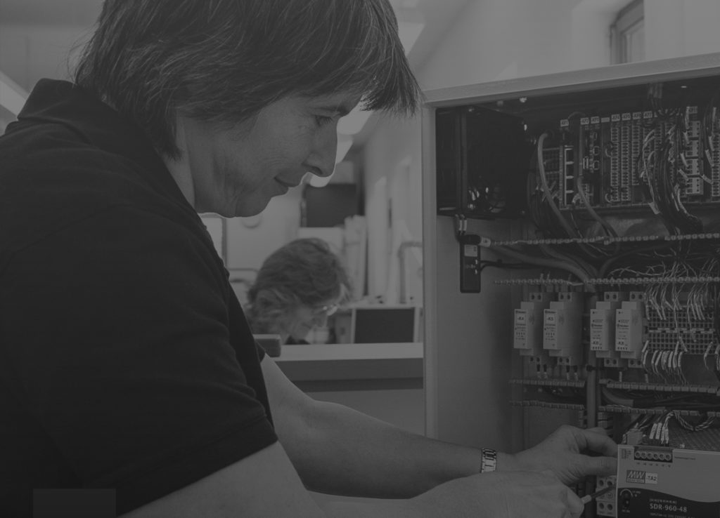 Verkabelung Baugruppen Mitarbeiterin Renate