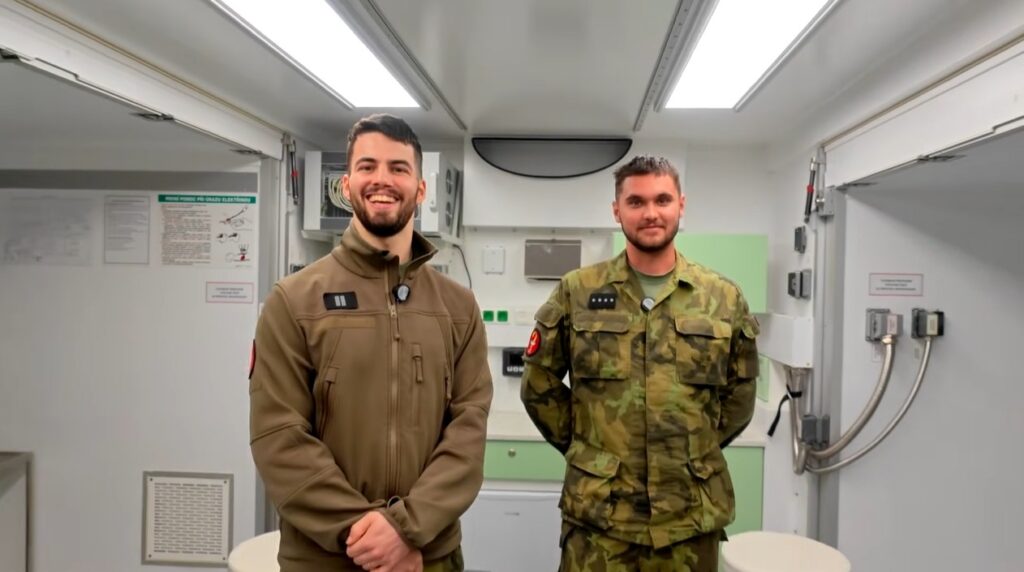 Soldaten im mobilen Krankenstation